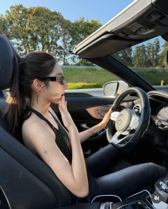 Gái Chụp Ảnh Trong Ô Tô