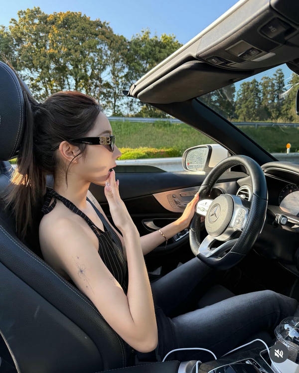 Gái Chụp Ảnh Trong Ô Tô
