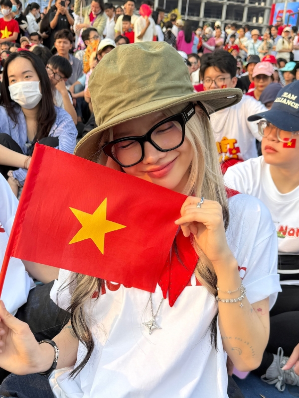 Ảnh Ciin Bùi Thảo Ly TikTok cùng lá quốc kỳ