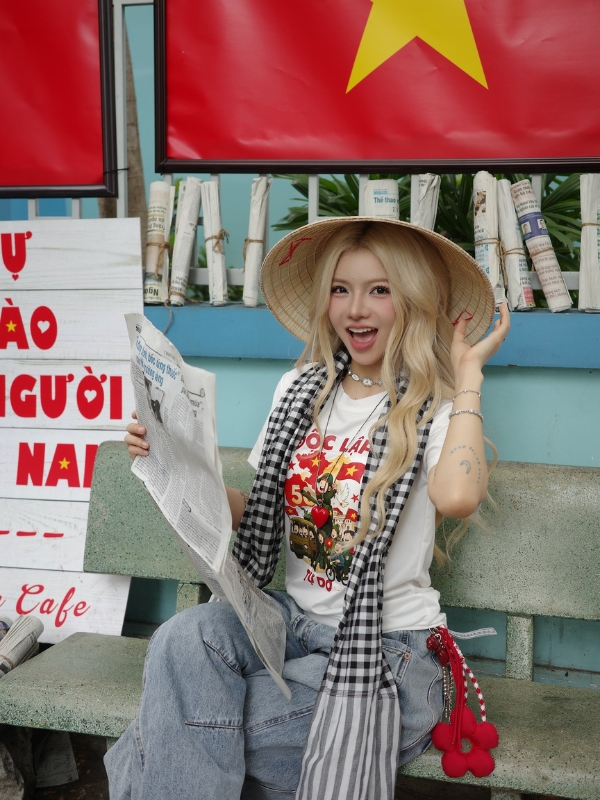 Ảnh Ciin Bùi Thảo Ly TikTok bên bảng hiệu