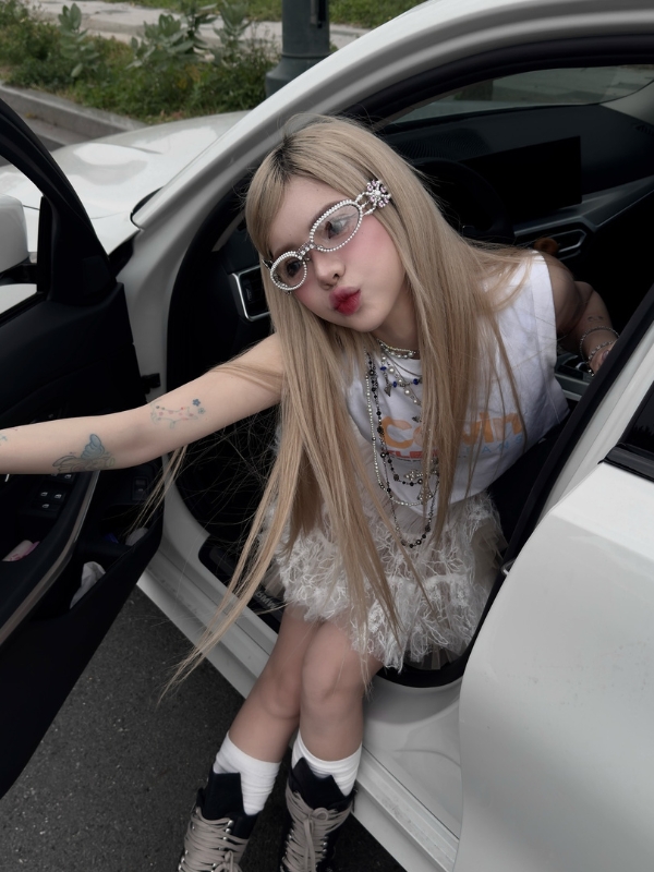 Ảnh Ciin Bùi Thảo Ly TikTok bên xe thể thao