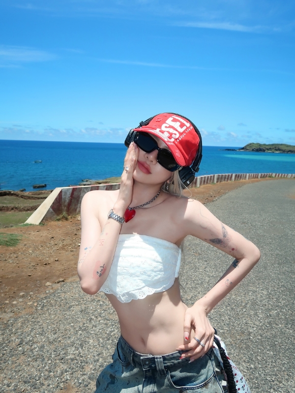 Ảnh Ciin Bùi Thảo Ly TikTok bên biển xanh