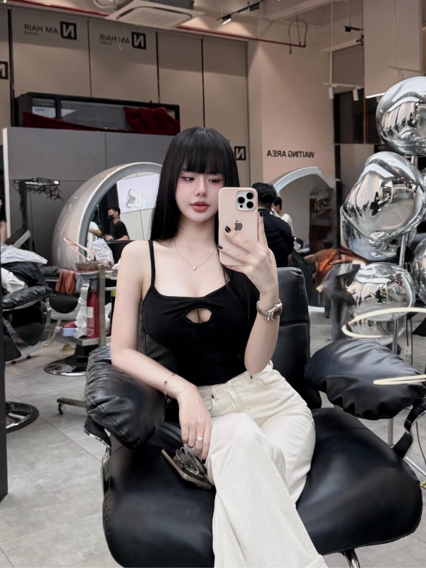 Váy đen đơn giản nhưng cực quyến rũ