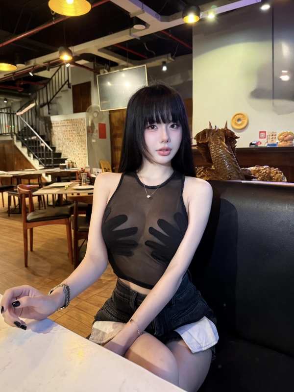 Áo đen cắt xẻ gợi cảm hút mắt