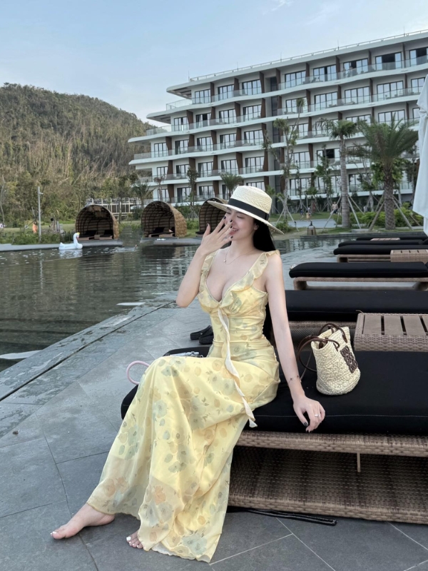 Váy vàng dịu dàng bên hồ sang trọng