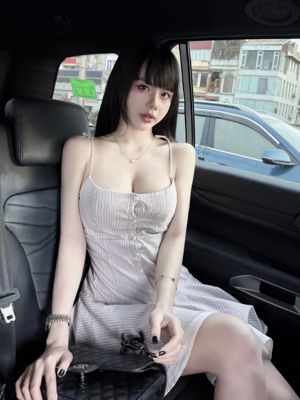 Dáng ngồi sang chảnh đầy quyến rũ