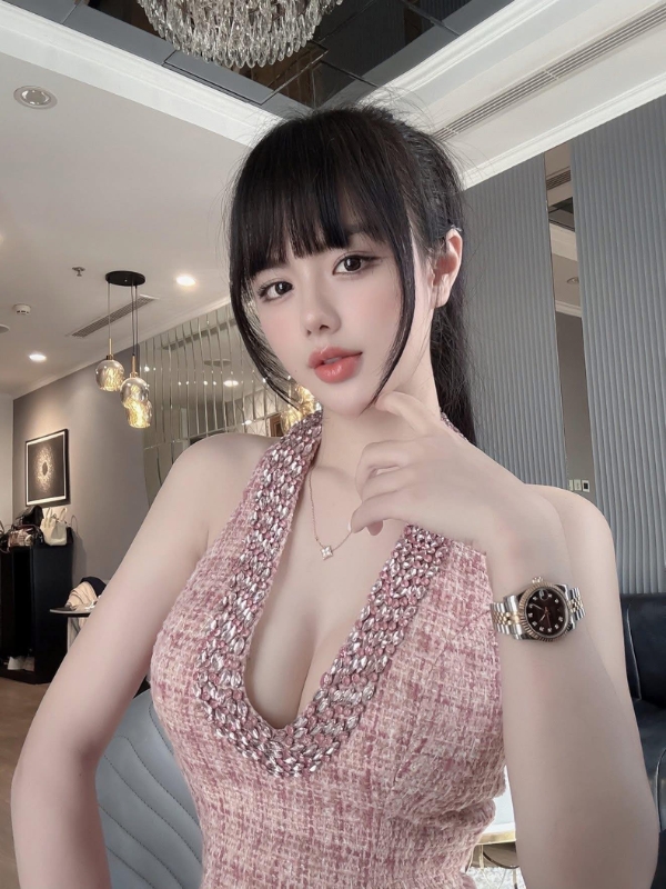 Áo hồng ôm sát khoe đường cong gợi cảm