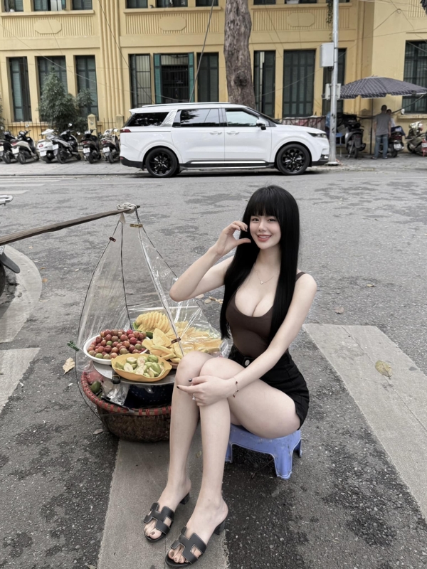 Bên gánh hàng rong vẫn đầy cuốn hút