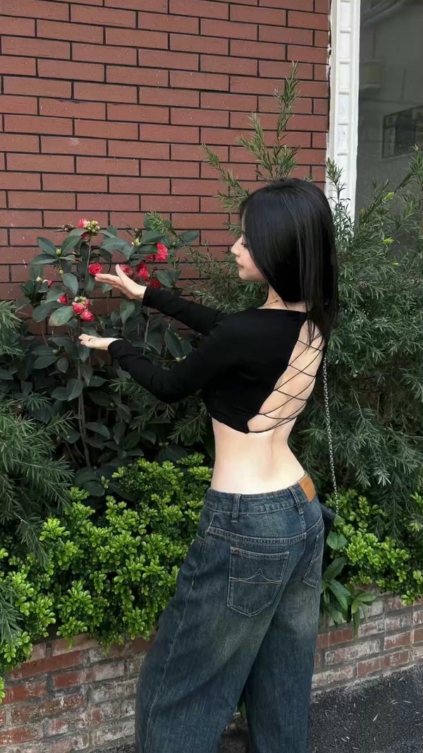 ảnh con gái chụp ảnh từ phía sau lưng