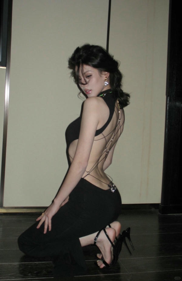 ảnh con gái chụp từ phía sau lưng