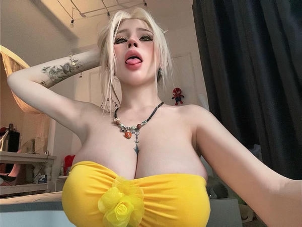 ảnh con gái lè lưỡi