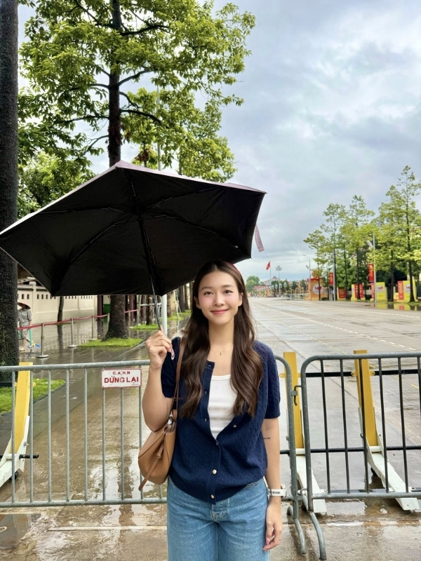 Dịu dàng dưới mưa với chiếc ô đen giản dị.