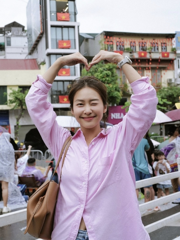 Tạo dáng trái tim dễ thương, vui vẻ hết nấc.