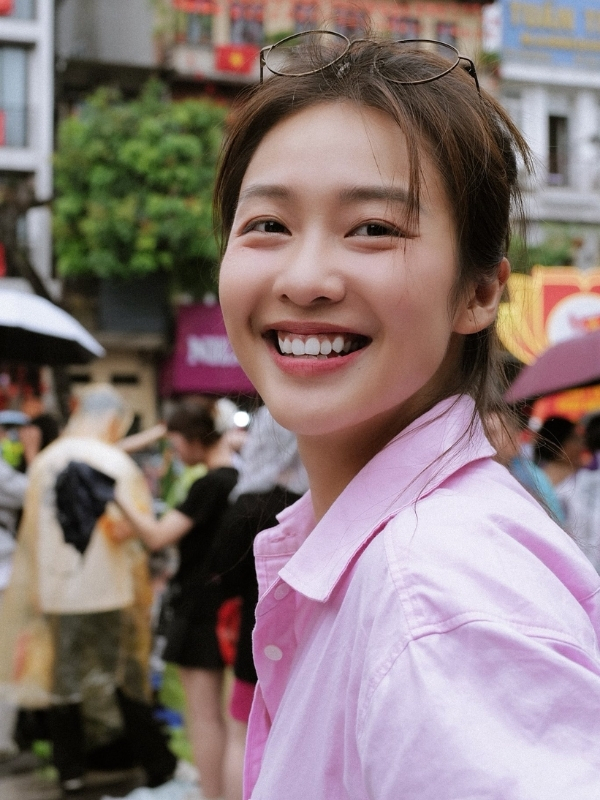 Nụ cười tỏa nắng, tràn đầy năng lượng sống.