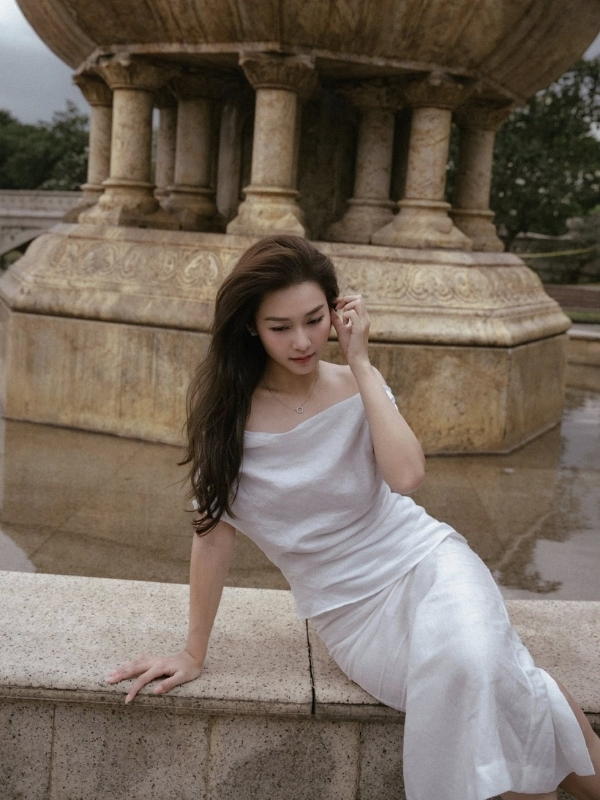 Vẻ đẹp thanh thoát trong tà váy trắng tinh khôi.