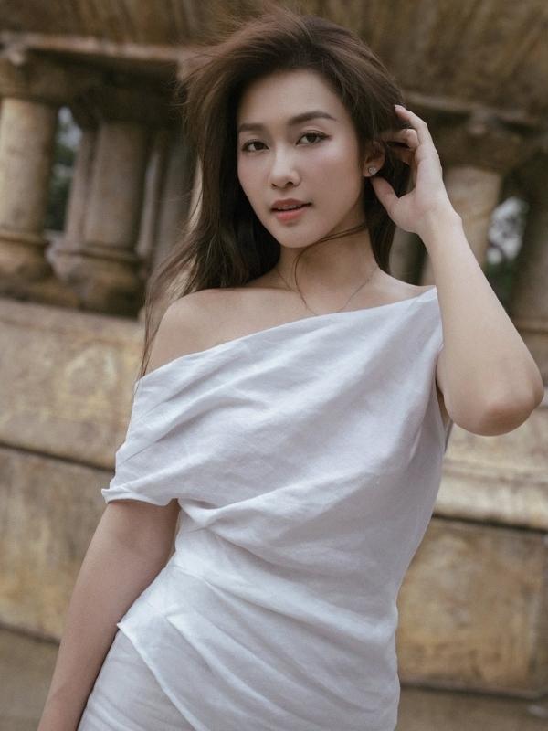 Thần thái quyến rũ, tự tin đầy nổi bật.