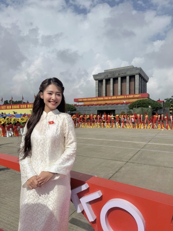 Dịu dàng, duyên dáng bên Lăng Bác kính yêu.