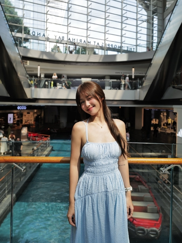 Trẻ trung, dịu dàng bên hồ bơi xanh mát.