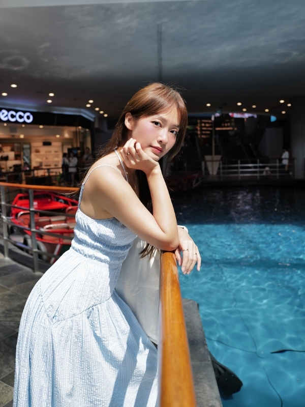 Nét đẹp tươi tắn trong bộ váy trắng tinh khôi.