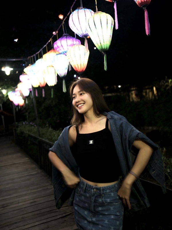 Tỏa sáng dưới ánh đèn lung linh buổi tối.