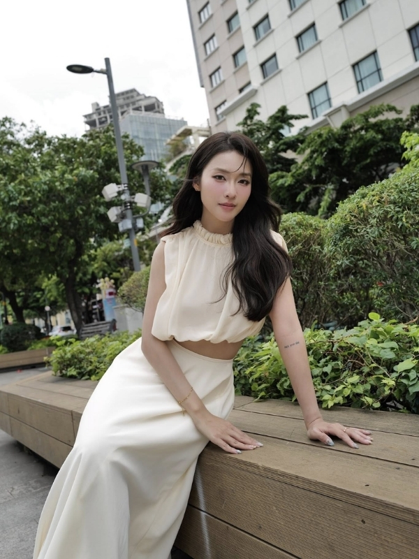 Dịu dàng với chiếc váy trắng thanh lịch.