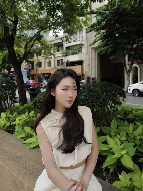 Thanh thoát, duyên dáng với dáng ngồi nữ tính.