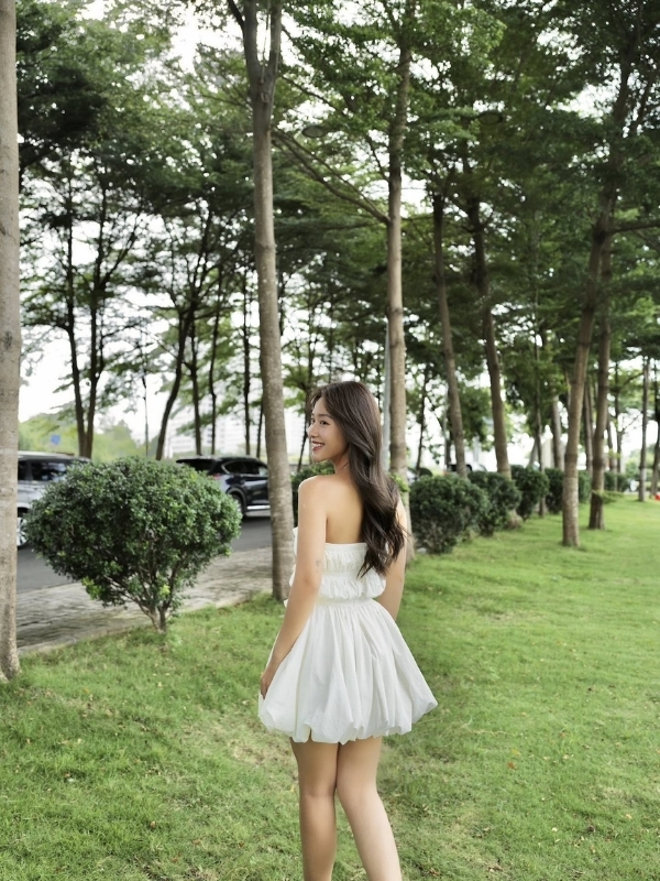 Dịu dàng, duyên dáng trong bộ váy trắng ngắn.
