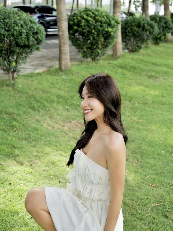 Dịu dàng trong váy trắng, nụ cười rạng rỡ.