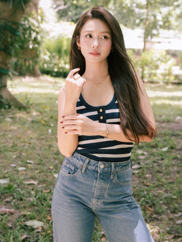 Gương mặt cuốn hút, ánh mắt sâu lắng.