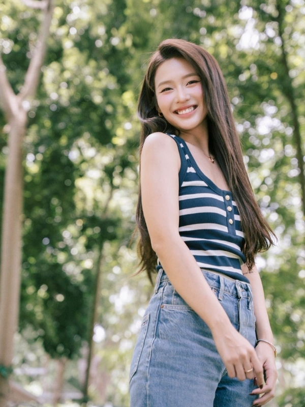 Thần thái tự tin, nụ cười tràn đầy sức sống.