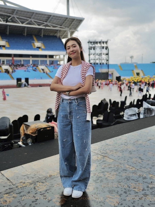 Khả Ngân năng động, trẻ trung trên sân vận động.