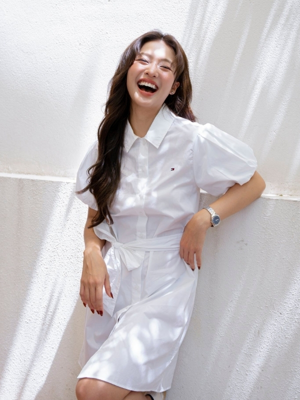 Tươi trẻ, rạng ngời trong bộ đồng phục trắng.