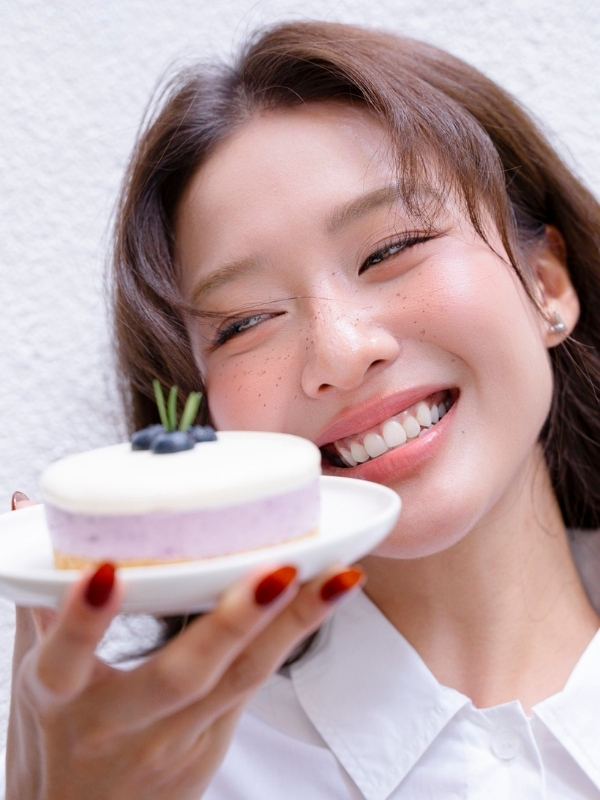 Nụ cười tỏa nắng bên chiếc bánh nhỏ xinh.