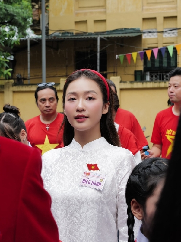 Áo dài trắng tinh khôi nổi bật giữa dòng người.