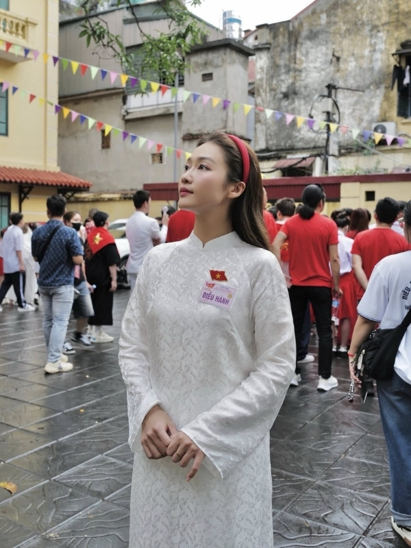 Vẻ đẹp trong sáng qua tà áo dài truyền thống.