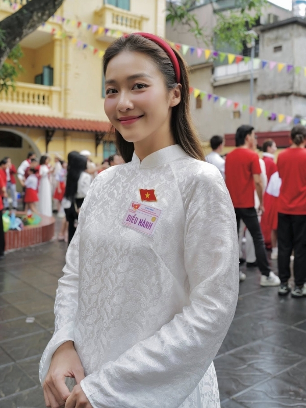 Duyên dáng, tự tin với nụ cười ngọt ngào.