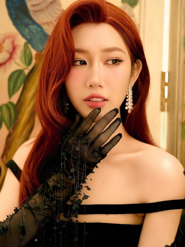 Gương mặt kiêu kỳ, ánh mắt tràn đầy thần thái.