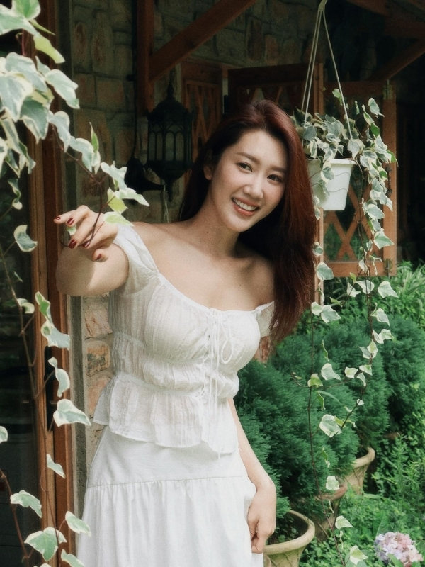 Dịu dàng trong bộ váy trắng giữa thiên nhiên xanh.