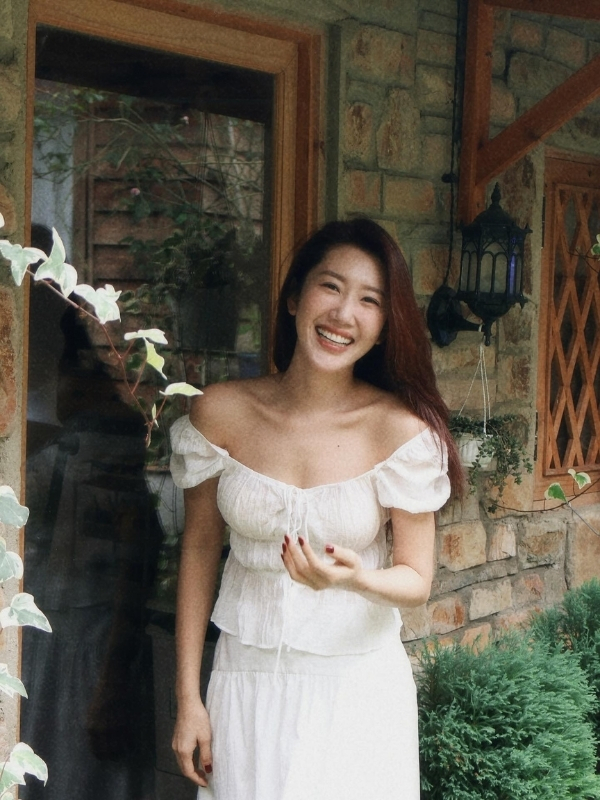 Thúy Ngân rạng ngời trong chiếc váy trắng tinh.