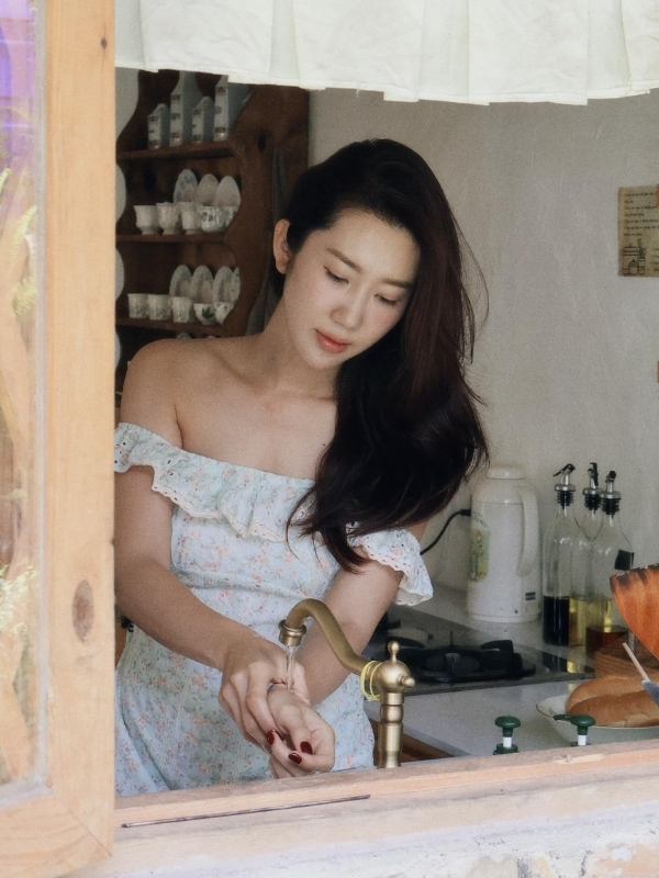 Diễn viên Lê Huỳnh Thúy Ngân đẹp mong manh.