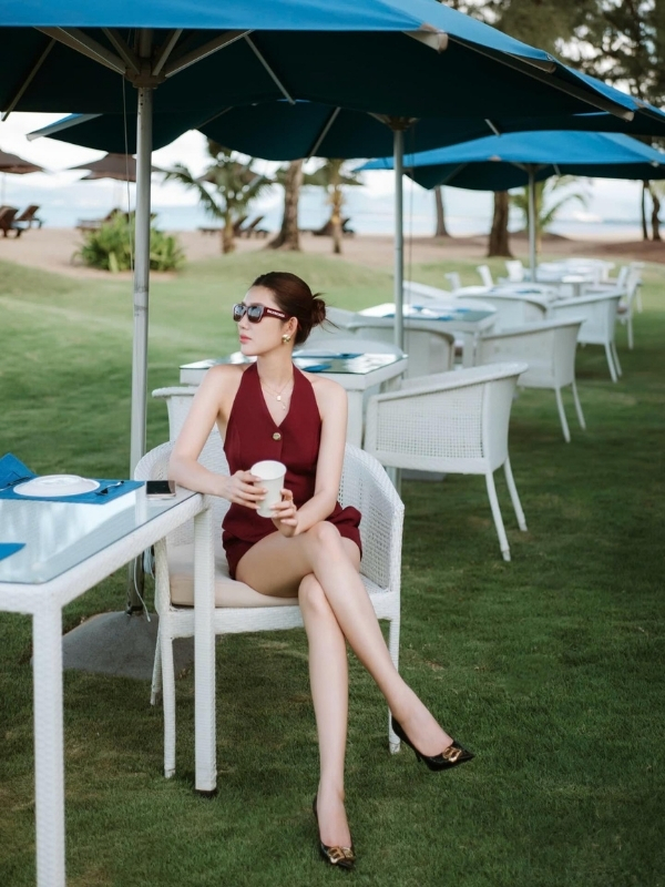 Thần thái sang trọng trong bộ đồ đỏ quyến rũ.