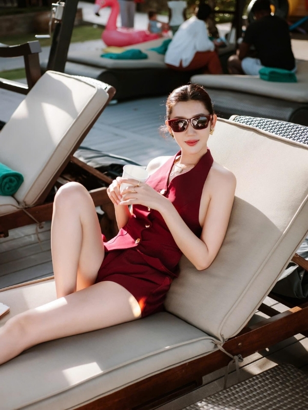 Tự tin tạo dáng trên ghế, đầy sức hút quyến rũ.