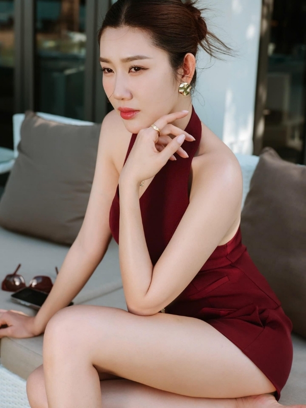 Ánh mắt sắc sảo cùng phong cách thời thượng.