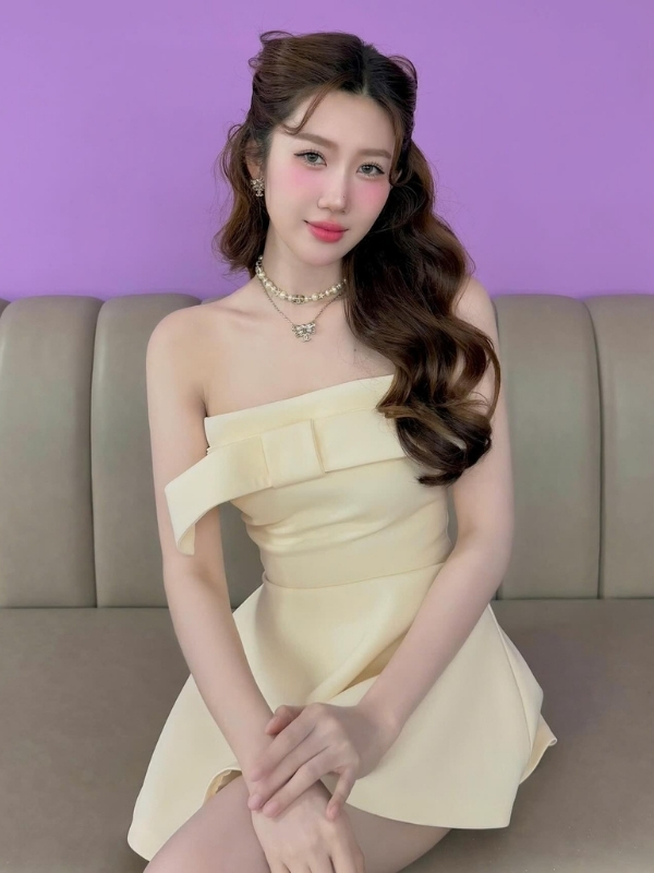 Thanh lịch trong bộ váy pastel dịu dàng, cuốn hút.