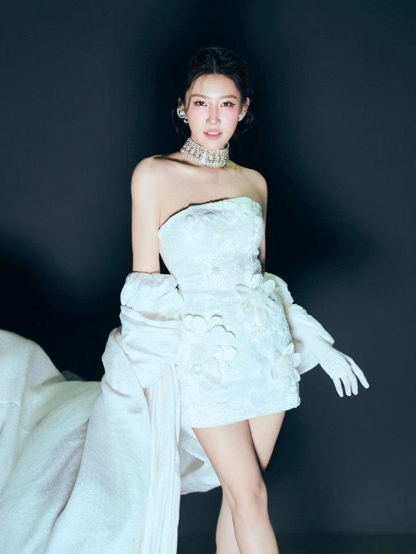 Vẻ đẹp quyến rũ cùng bộ váy trắng tinh khôi.