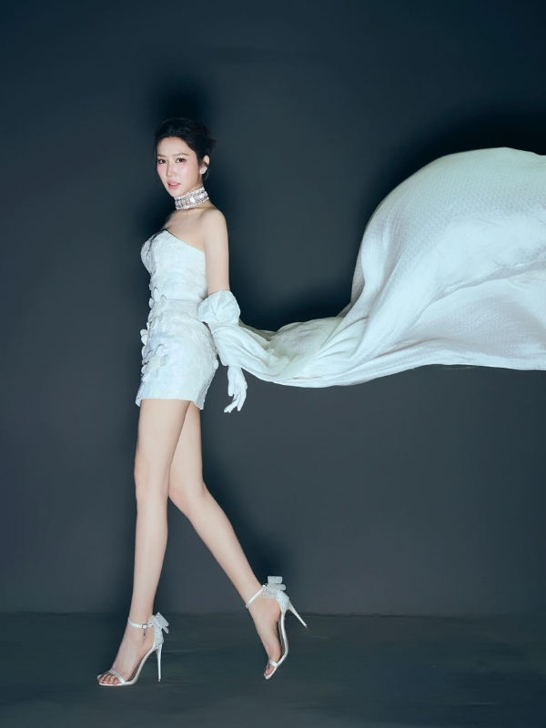 Dáng đứng tự tin, cuốn hút mọi ánh nhìn.