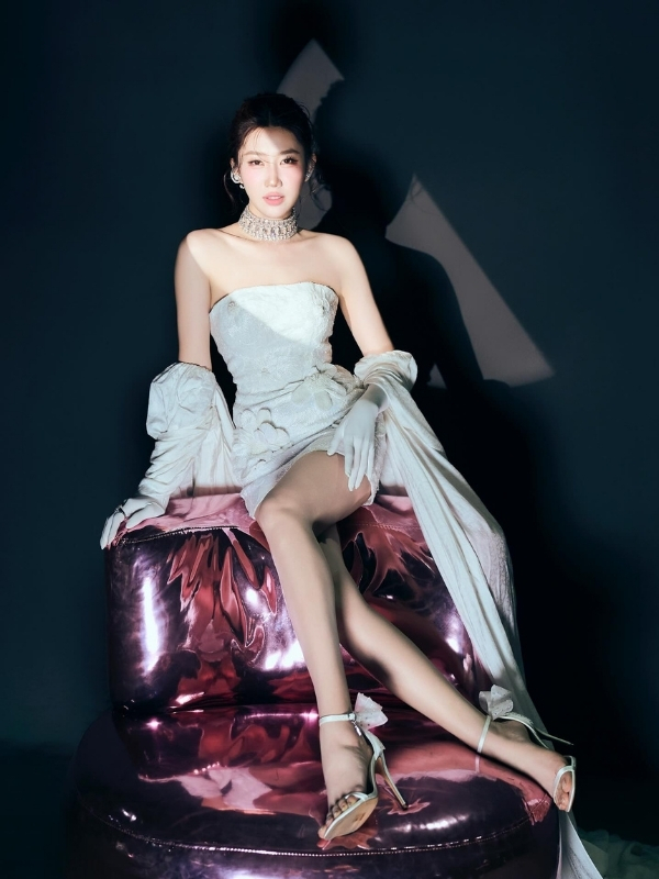 Dịu dàng, sang trọng trong bộ váy trắng dài.