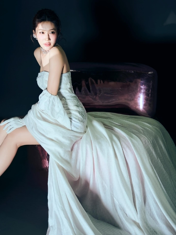 Thúy Ngân kiêu sa, đẹp tựa nàng công chúa.