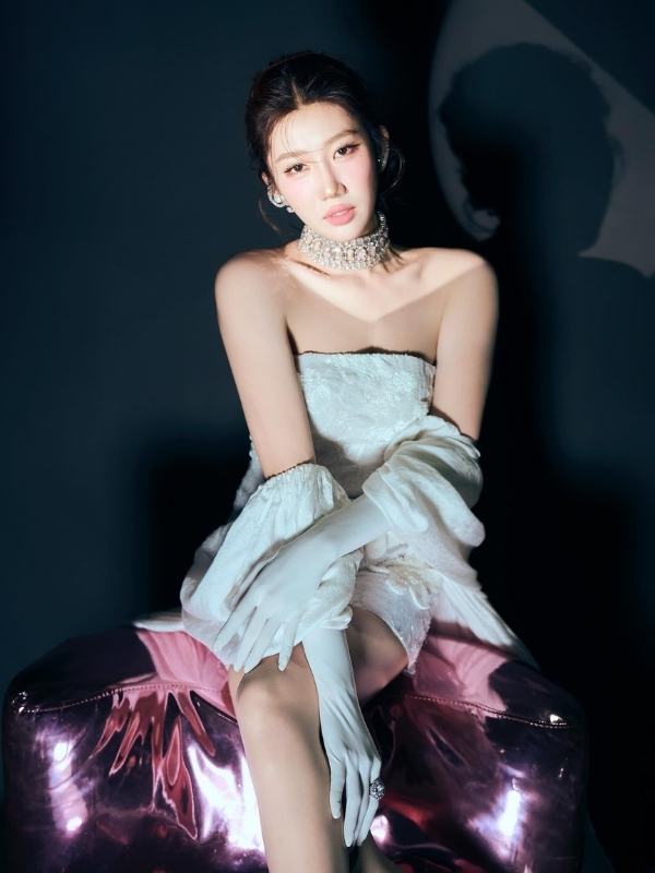 Diễn viên Lê Huỳnh Thúy Ngân quyến rũ, nổi bật.