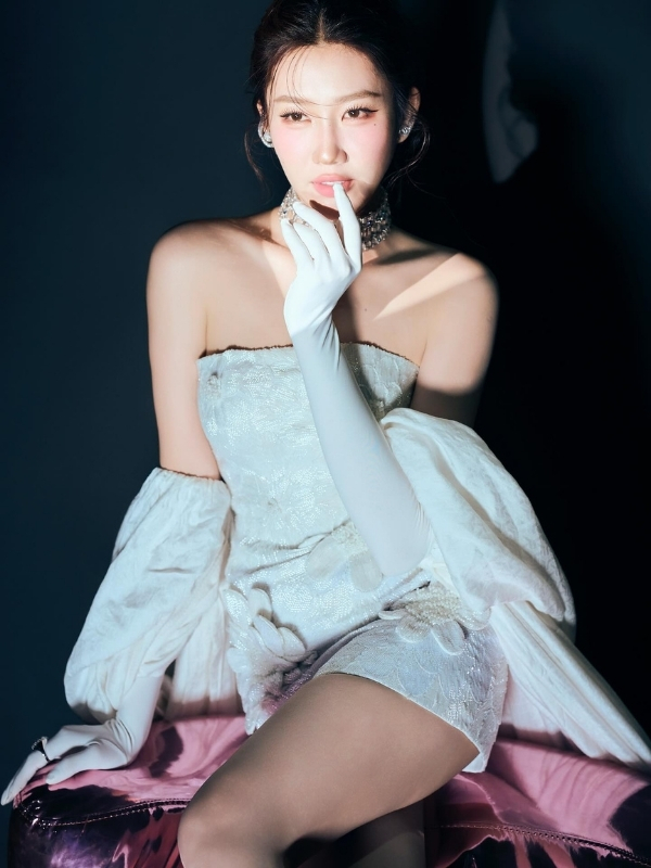 Thần thái sang trọng, quyến rũ trong từng ánh mắt.